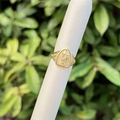 Makroaufnahme der 18K vergoldeten Jungfrau Maria Ring mit floralen Gravuren am Rand - Schildförmige Heilige Maria von Guadalupe Relief Stil (7)