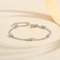Detail van een minimalistische S925 zilveren kralenarmband met verstelbare karabijnsluiting - 925 zilver / Zilver