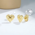 Vista macro degli orecchini a cuore placcati oro 14K con incisione e bordo opaco - Cuore 3D Opaco Radiale (EH957)