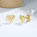 Vista macro di orecchini a cuore placcati oro con texture opaca e taglio diamante - Cuore Opaco Taglio Diamante (EH958)