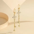 Detalle de pendientes dorados de flores con borlas, circonitas brillantes y cadenas largas - Chapado en oro 14K