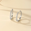 Elegante zilveren ronde oorringen met fijne gezette zirkonia in een minimalistische stijl - Zilver