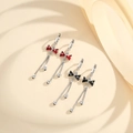 Elegante vergoldete Schleifenohrringe mit Zirkon-Inlay und langen Quasten in Rot und Schwarz - Silber/Schwarzer Zirkonia