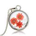 Collana rotonda argentata con veri fiori secchi arancioni in un ciondolo resina - Piccolo Fiore Rosso (NH110)
