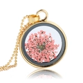 Collana artigianale dorata con un ciondolo rotondo contenente un vero fiore secco rosa - Fiore Secco Rosa (NH097)
