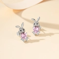 Primer plano de pendientes de conejo plateados con piedras rosas en forma de corazón - Plateado (Zirconia Rosa)