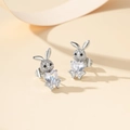 Detalle de pendientes de conejo con circonita en forma de corazón y acabado de plata - Plata (Circonita Blanca)