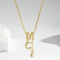 Vista de detalle del collar chapado en oro con colgante de luna y circonitas brillantes - Oro Champaña (PXL232)