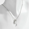 Elegante collar de plata con colgante de luna y estrella de circonitas en un maniquí - Plateado (PXL232)