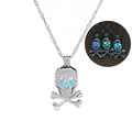 Leuchtende Totenkopf-Halskette mit blauem Glüheffekt an einer silbernen Metallkette - Schädelform (NY052-NY054)