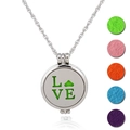 Silberne Aroma-Medaillon-Halskette aus Edelstahl mit LOVE-Gravur und 5 bunten Pads - LOVE-Design (NX068)