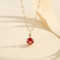 Vue détaillée d'un collier plaqué or avec un pendentif sphérique rouge et serti flocon - Or Rouge (PXL237)