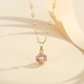 Détail du pendentif cage boule avec pierre rose sur chaîne en maille plate dorée - Or Rose (PXL237)