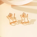 Detail van gouden oorbellen met micro-pave zirkonia en marquise-vormige gele steentjes - Champagne (EH1239)