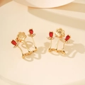 Detail macro-opname van goudkleurige ear cuff met rode peer-zirkonia en bloemrijk accent - Rood (EH1240)