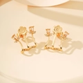 Macro-opname van de vergulde bloemoorbellen met champagne zirkoonstenen en bladdetails - Champagne (EH1240)