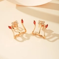 Detail van vergulde oorknopjes met rode marquise zirkoon en een vlinder in micro-pave - Rood (EH1241)