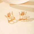Macro-opname van gouden vlinder oorbellen met zirkonia en details van de achterkant - Champagne (EH1241)