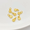 Gouden ronde Fu-hangers voor doe-het-zelf sieraden op een wit bord gepresenteerd - Jifu Dubbelzijdige Hanger 6*9mm