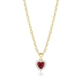 Makro-Detail von rotem Herz-Zirkonia-Anhänger mit weißen Steinen auf goldener Kette - Rot Gold