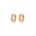Eleganti orecchini a cerchio dorati con zirconi tondi scintillanti su sfondo bianco - Piccolo (13mm) / Oro