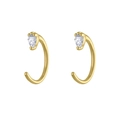 Boucles d'oreilles dorées en J avec zircons en forme de poire sur un fond blanc pur - W80231 Style Doré