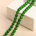 Dunkelgrüne Tigerauge-Perlen und Natursteinkette in einer weißen Geschenkbox - 10 Stück/Packung (8mm) / Grasgrüner Chalzedon