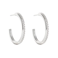 Detailopname van C-vormige zilveren oorringen met ingelegde glanzende zirkonia's - 31mm C-Vorm Zilver (JQH0317-SS) / 24K