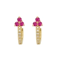 Dettaglio di orecchini a cerchio dorati con gemme rosso rubino e pavé di pietre bianche - Stile Oro Zirconia Rosa Rosso / 24k