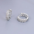Boucles d'oreilles huggie de luxe en forme de cœur argenté avec pavé de zircons - Plaqué Or Blanc 24K / Argent