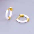 Detail van 24k vergulde kleine oorringen met witte emaille afwerking en handige kliksluiting - 24K / Wit (Goud)