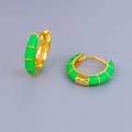 Orecchini a cerchio dorati con smalto verde brillante e design con trama a bambù - Stile Oro Smalto Verde Brillante (JQH0457-GG-3) / 24k