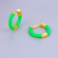 Kleine gouden emaille oorringen in groen met een minimalistische scharniersluiting - 24K / Heldergroen (Goudbasis)