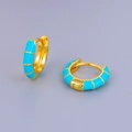 Dettaglio di orecchini a cerchio dorati con smalto blu vibrante e segmenti testurizzati - Stile Oro Smalto Blu Brillante (JQH0457-GG-4) / 24k