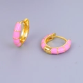 Dettaglio macro di orecchini a cerchio dorati con smalto rosa e trama stile bambù - Stile Oro Smalto Rosa (JQH0457-GG-5) / 24k