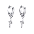Dettaglio di orecchini a saetta d'argento con pavé di zirconi su sfondo bianco - Cerchio con Ciondolo Fulmine Argento (W80058-SS)