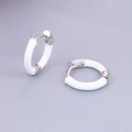 Minimalistische witte emaille huggie oorbellen met zilverkleurig metalen ringontwerp - 24K / Zilvertint