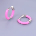 Roze emaille huggie oorbellen met zilveren afwerking in een rond minimalistisch ontwerp - 24K / Lichtroze (Zilverbasis)