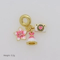 Dettaglio di tre ciondoli oro: fiore smaltato, vestito e fotocamera cuore rosa, 5,2g - Solo Pendente (Senza Catena) / Combo Fiore Fotocamera e Vestito (DB251213-A)