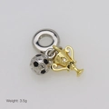 Vista macro di ciondoli a forma di calcio e trofeo d'oro su un anello di metallo - Solo Pendente (Senza Catena) / Stile Sportivo Calcio e Trofeo (DB251213-H)