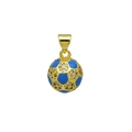 Dettaglio macro del ciondolo a forma di calcio in oro 18K con smalto blu e zirconi lucidi - Smalto Blu Strass (Ciondolo Solo (Senza Catena))