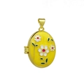 Detalle del relicario ovalado bañado en oro de 18K con esmalte amarillo y patrón de margaritas - Fondo Amarillo Margarita Relicario Ovalado Solo (Sin Cadena) (DN251242-F)