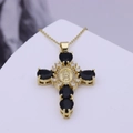 Makroaufnahme von Goldkreuz-Anhänger mit schwarzen birnenförmigen Steinen und Madonna - Schwarz