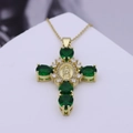Detail eines Goldkreuz-Anhängers mit Marienmedaille und grünen Smaragd-Stil Steinen - Grün