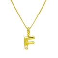 Gros plan détaillé du pendentif lettre F dorée avec perle blanche sur chaîne maille miroir - DN240616-F Pendentif Seul (Sans Chaîne)