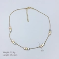 Vue détaillée des pendentifs étoiles tricolores sur chaîne dorée avec mesures - Style Étoile Tricolore (DN240908-D)