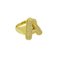 Macro d'une bague lettre A en plaqué or 18k avec pavage de zircons cubiques brillants - Ouvert Réglable / Lettre A