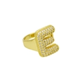 Macro-detail van gepolijste gouden ring met kristallen pavé-gezette letter E - Verstelbaar Open / Dr240914-e