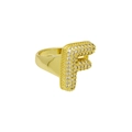 Detailopname van de 18k vergulde letter F ring met schitterende zirkonia pavézetting - Verstelbaar Open / Dr240914-f