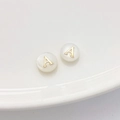 Witte zoetwater schelpkraal met gouden letter A voor doe-het-zelf sieraden armbanden - Letter A